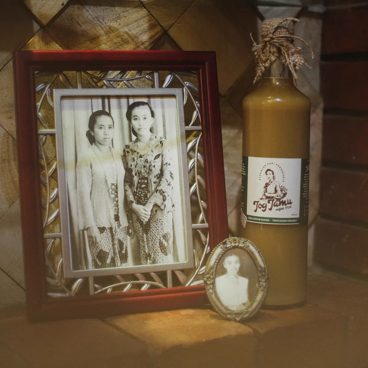 Foto keluarga vintage dan botol JogJamu